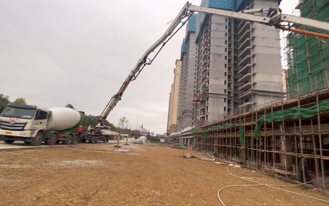 商业不好打,用天泵打灰.小张的工地生活