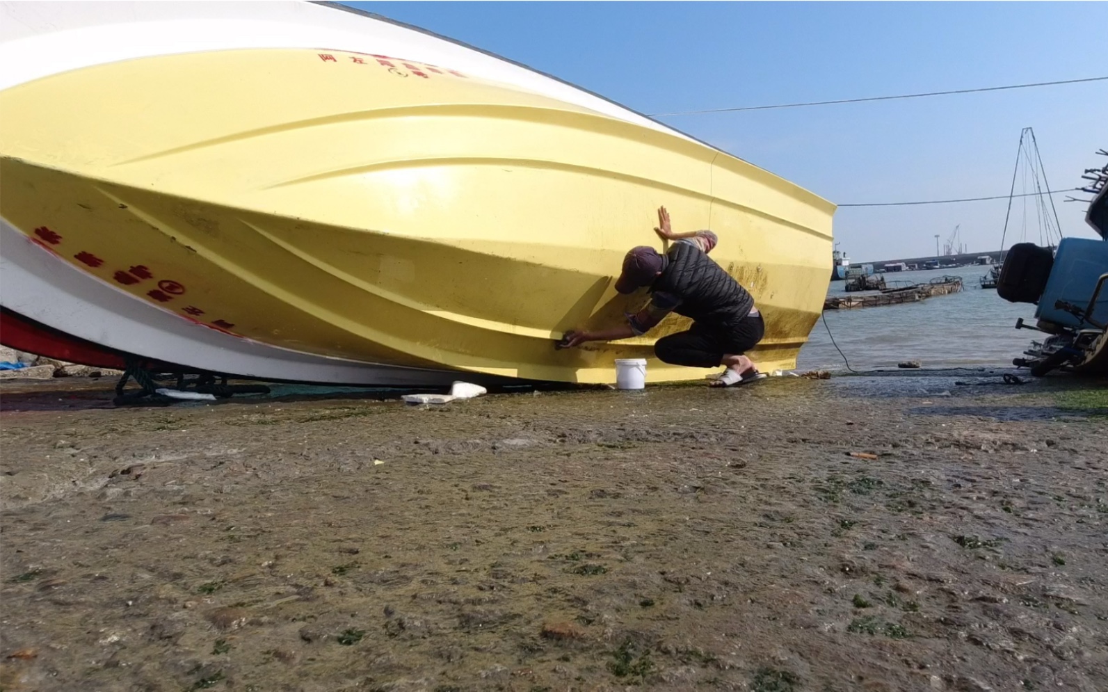 赶海钓鱼艇的日常,船底一洗焕然一新_哔哩哔哩 (゜-゜)つロ 干杯