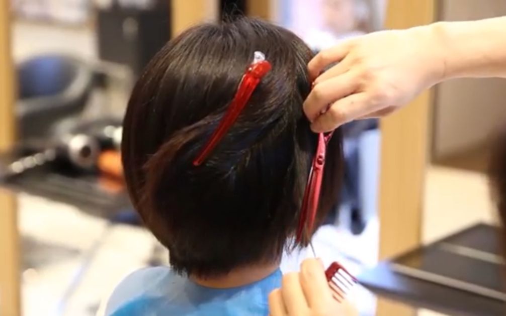 高级理发师剪女生短发一刀剪下去妹纸年轻好几岁