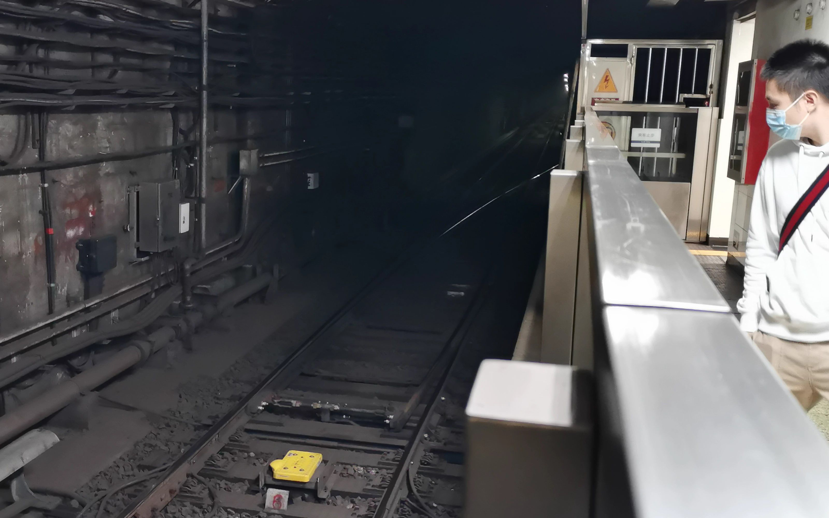 扳道岔1号线列车公主坟站折返被扳道岔声音吓到的小哥