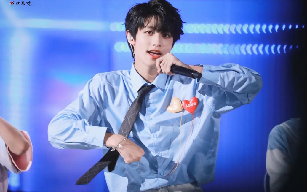 朱志鑫616蓝色衬衫男孩美貌大赏