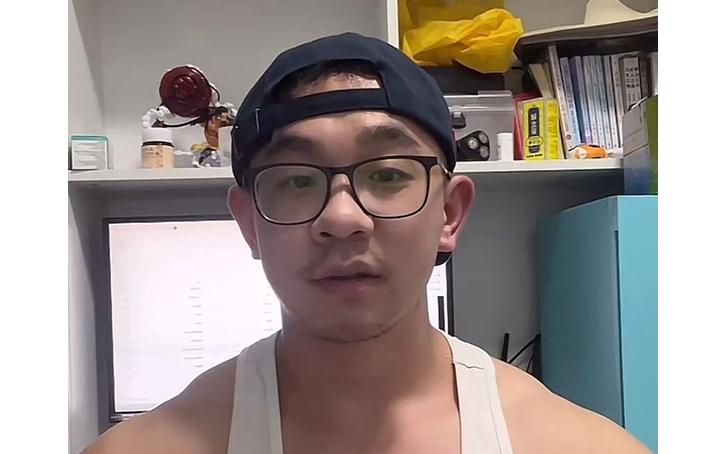 呆萌眼镜男肌肉男直播,胸肌太大了