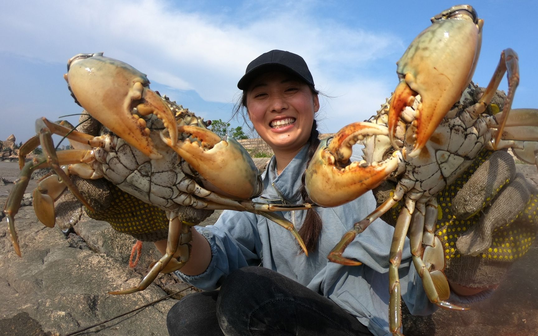渔妹赶海发现蟹王洞两个洞口钩半小时抓出老蟹王总算没白忙活