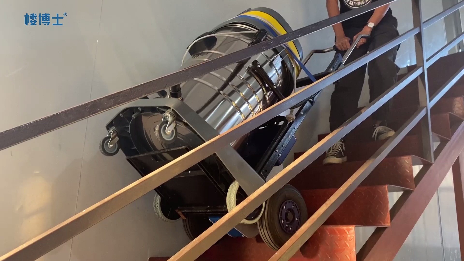 高手在民间搬运重物上楼再也不费力了重物上楼神器这样的爬楼机你见过