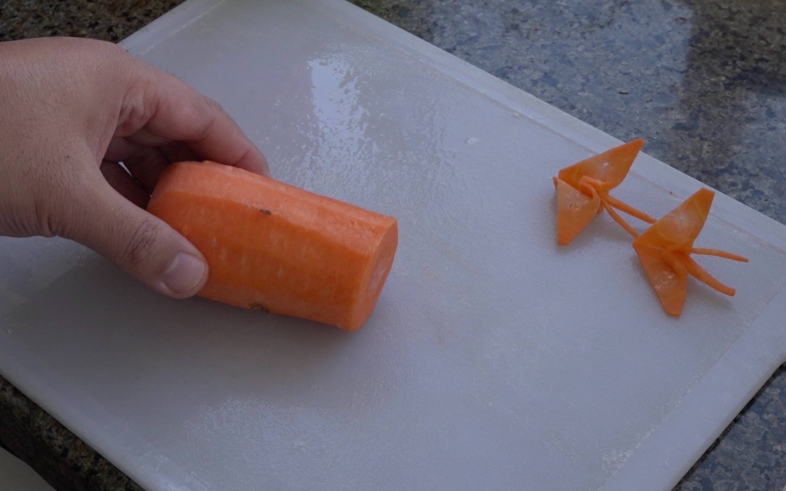 原来酒店里摆盘用的胡萝卜是这样切的,简单漂亮,都学学