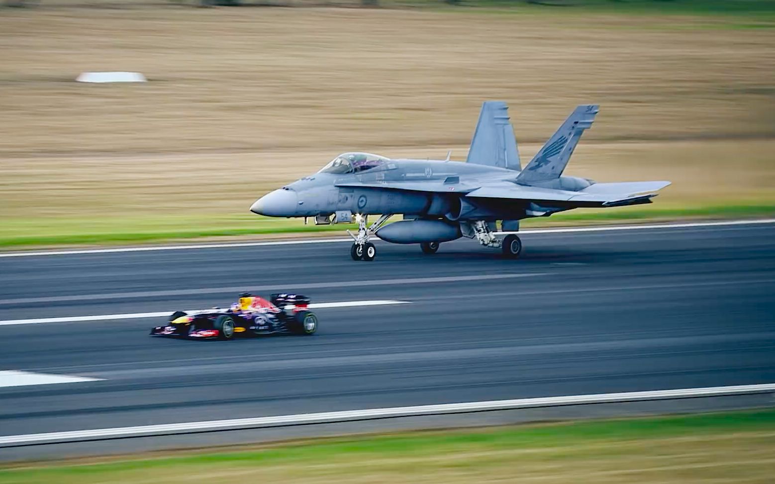 f1赛车直线加速挑战f18大黄蜂战斗机,大黄蜂:让你先跑500米!