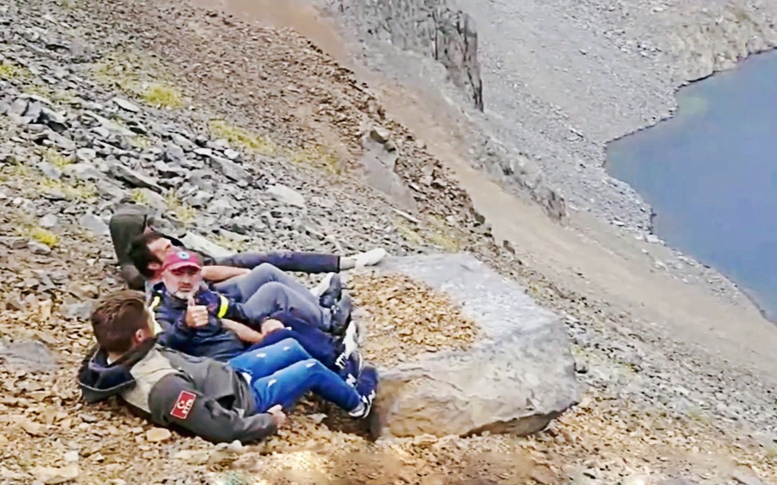 [图]四个男人想把几千斤的石头推下山，不为别的就只想看滚下去的瞬间