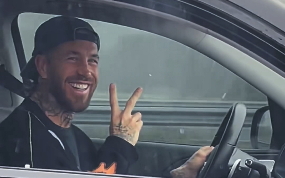 水爷拉莫斯开着车向球迷送飞吻