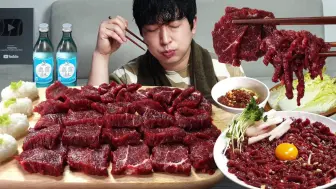 Descargar video: 【mukbang】当天屠宰的生牛肉，新鲜可口