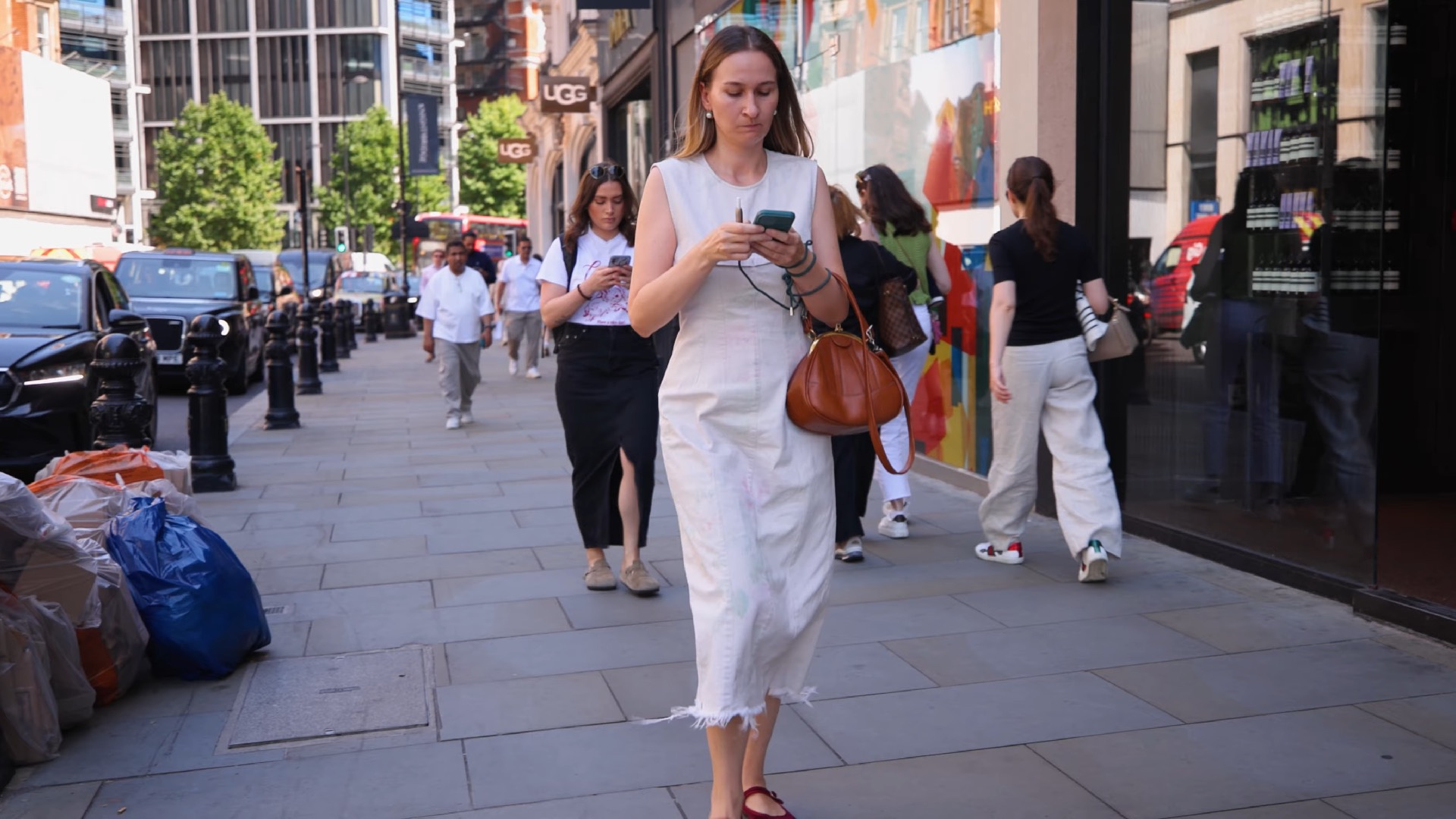 夏季街头女士们的优雅穿搭和流行趋势分享