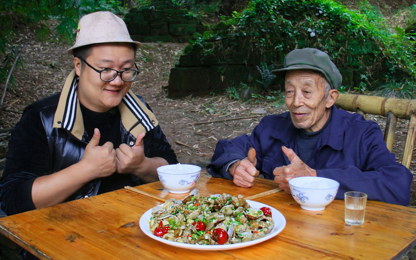 [图]5只牛蛙，1斤花甲，秘制一份“花甲牛蛙”汤鲜味美，酸辣爽口