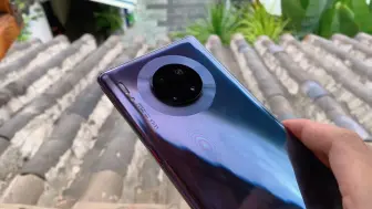 Descargar video: 来自2019年的科幻设计 88度瀑布屏 -HUAWEI Mate30Pro