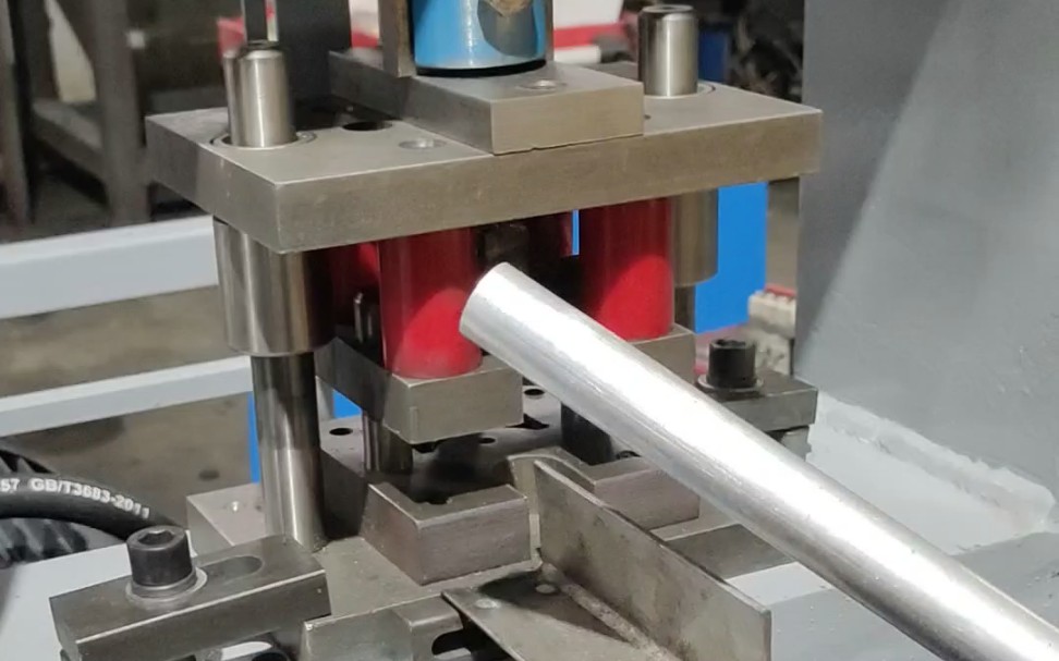 时不时的提醒一下你要加油!圆管压扁冲孔模具现场展示