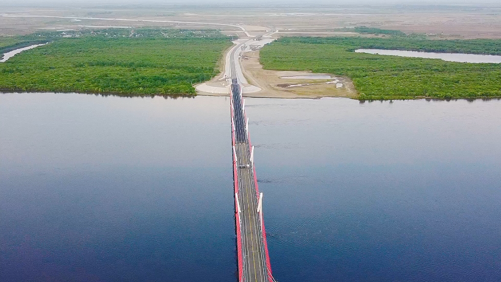 中国进入俄罗斯的大桥,连路都不一样了,中俄边境对比反差太大了