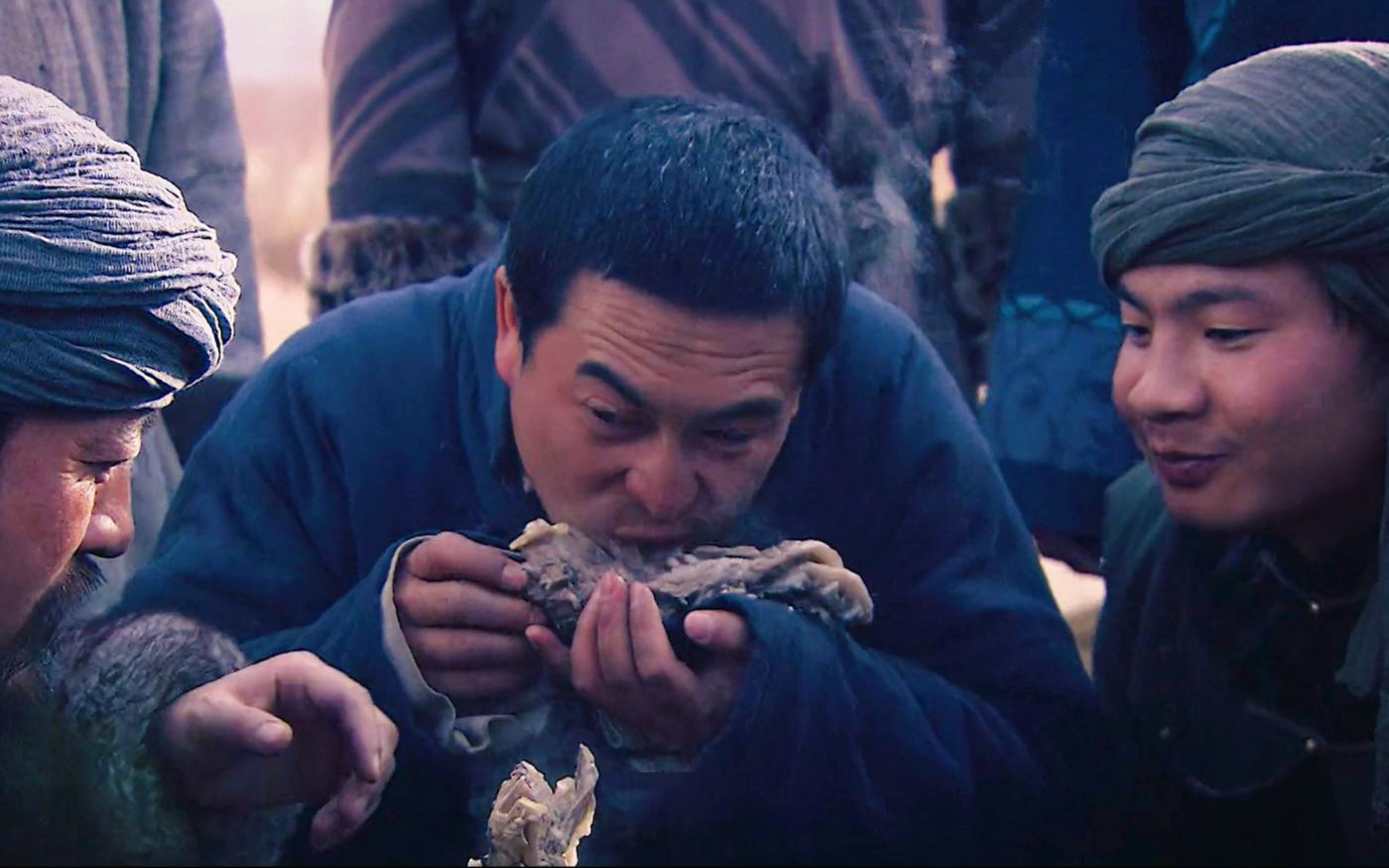 影视狼吞虎咽吃戏:表叔吃面两斤起步,张嘉译大口吃手把肉,真香