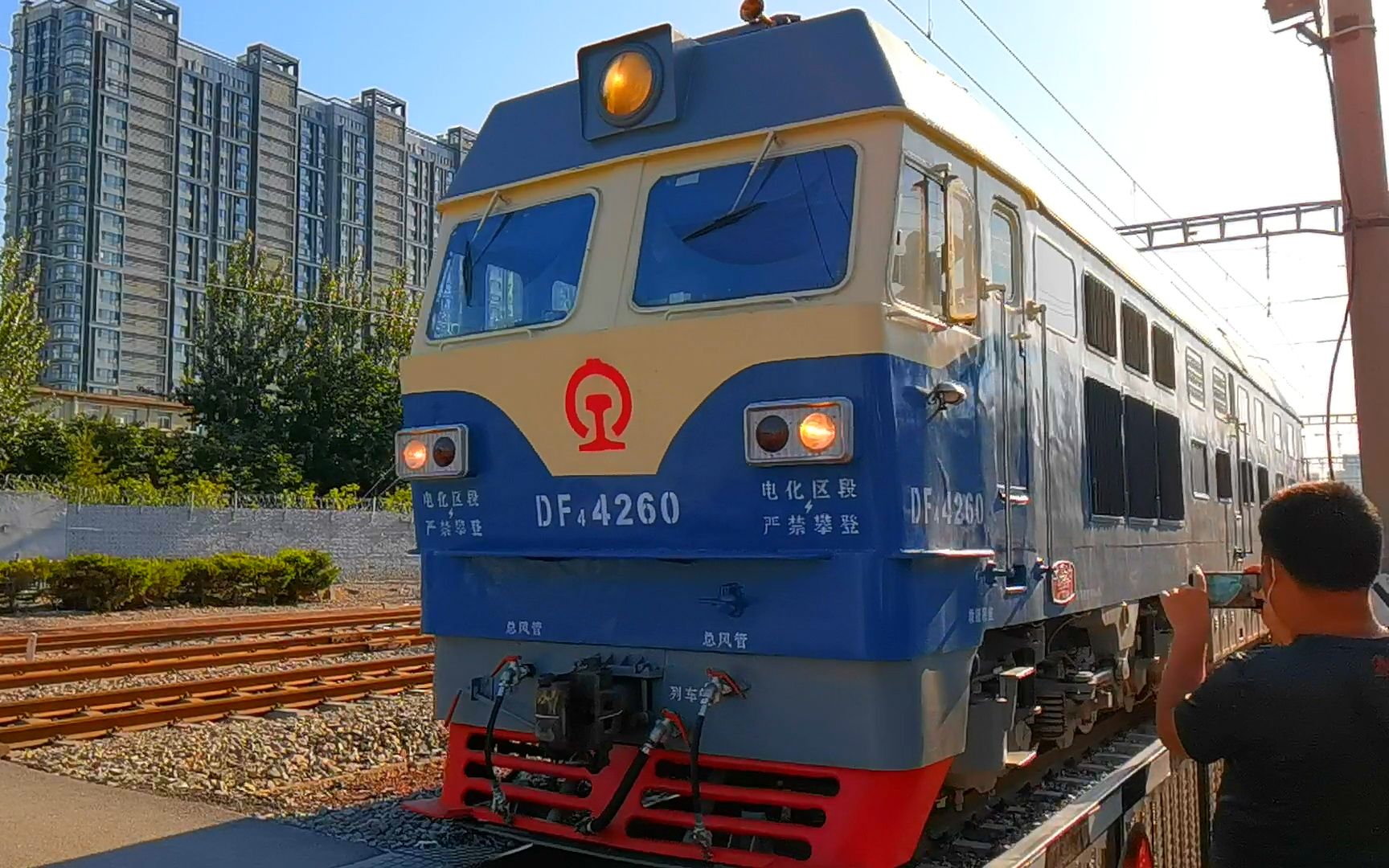 up的铁路随拍391c------df7c-5526牵引00472次,回送k473/4次车底;京局