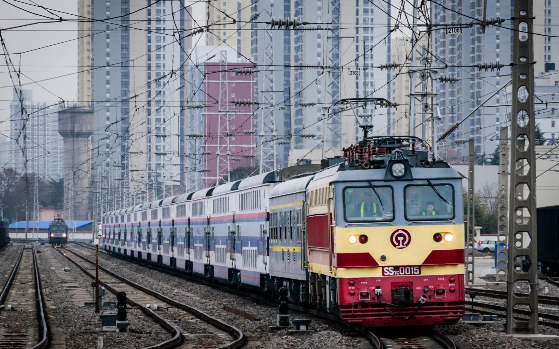 西局西段ss7c0015牵引原色双层k1001/1004次列车(重庆-宝鸡)驶过宝鸡