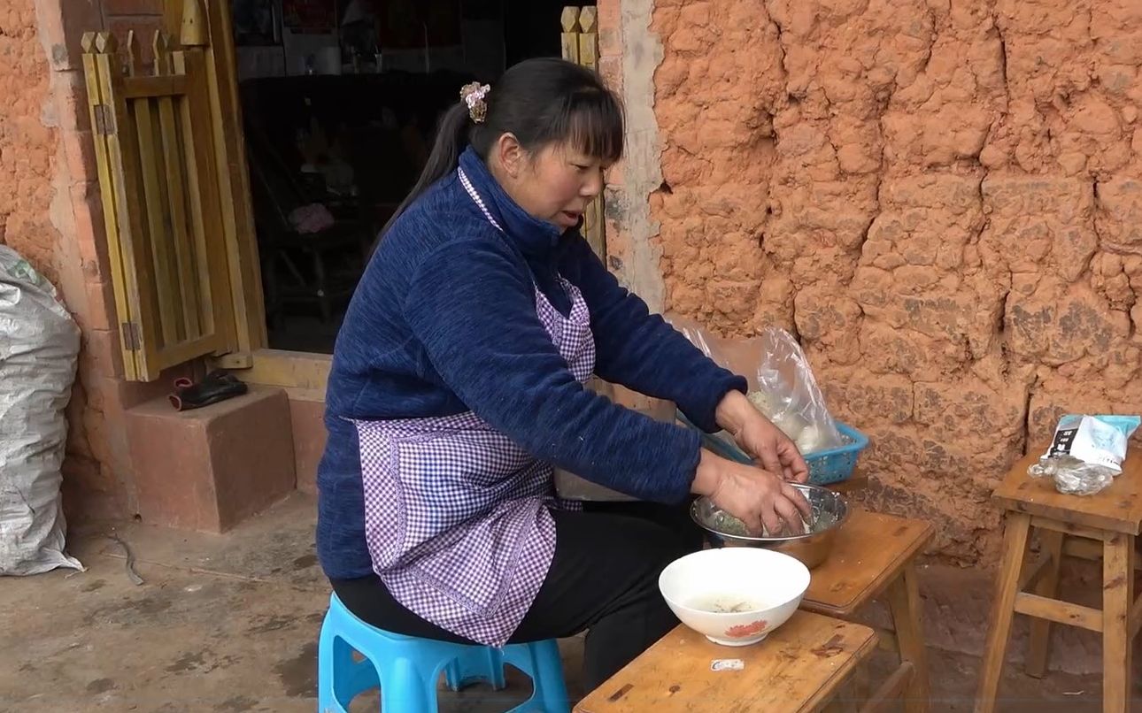 农村小英子:幺妈在包盐蛋,六妈到鸡棚捡来1只鸡,幺妈见了连连叹气