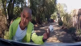 第86期：光头拦路要钱，谁知车上下来一群彪形大汉，瞬间吓怂逃跑！