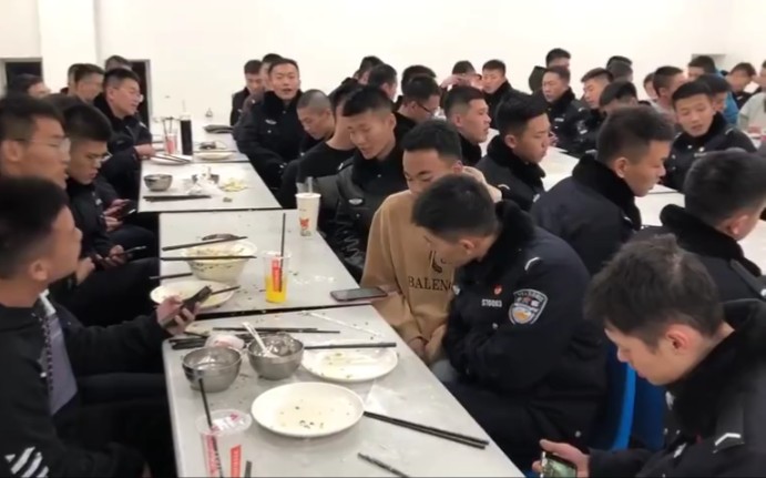 [图]耳机警告！警校小哥哥食堂合唱贝加尔湖畔