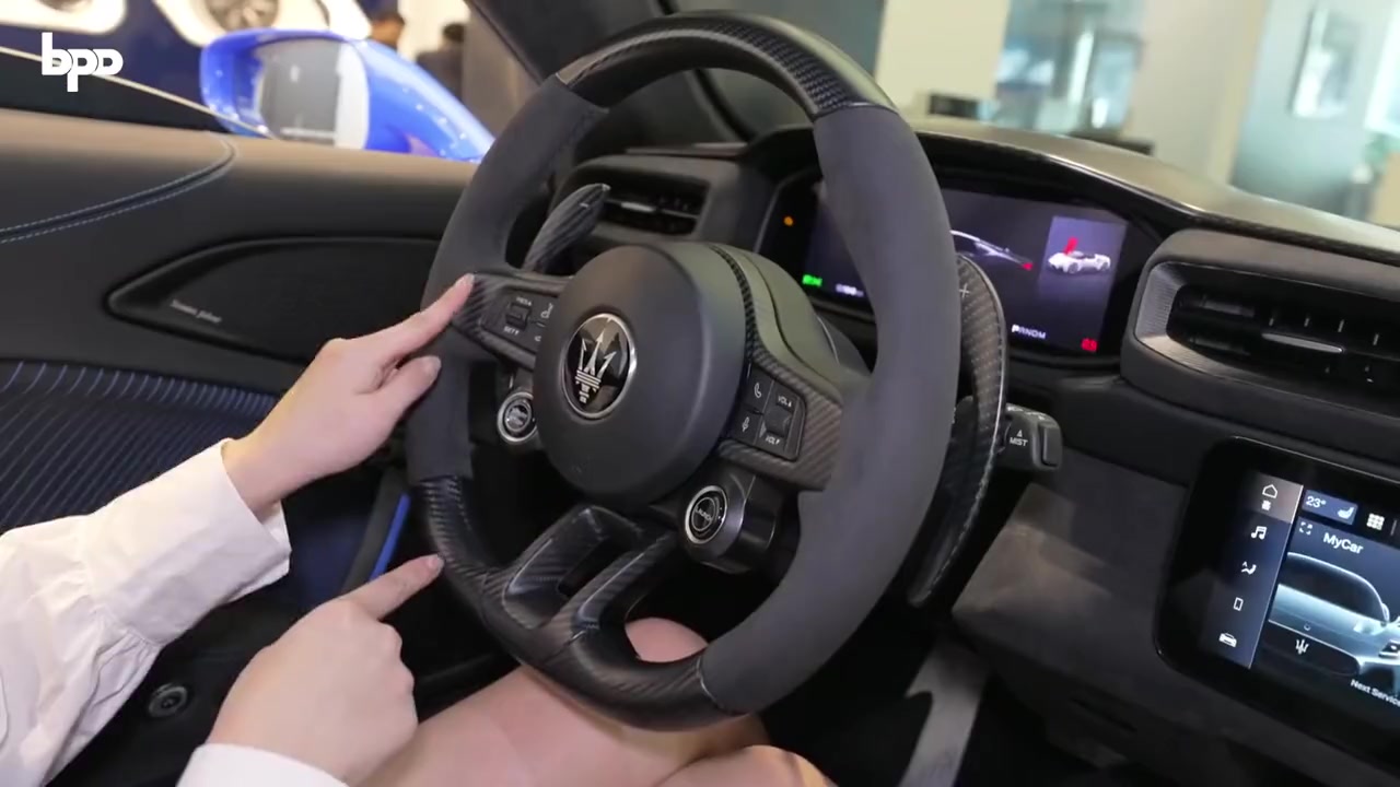 女销售试驾玛莎拉蒂mc20,坐进驾驶室后,客户心动了