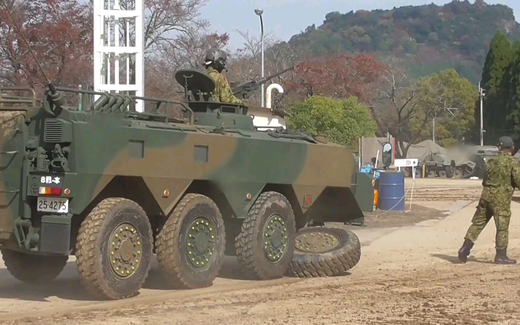 96式步战车断轴原视频~不得不说日本货真牛逼!轮胎掉了还能继续跑