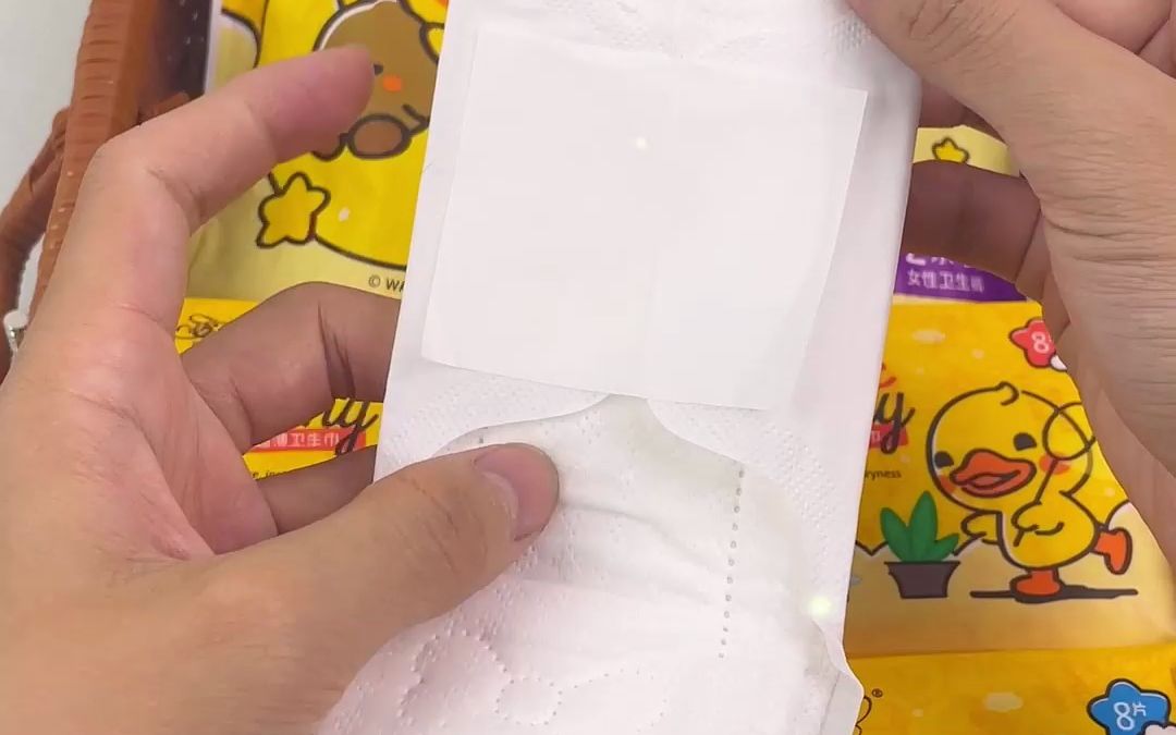 给女儿提前准备卫生巾,买的小黄鸭卫生巾,买的放心用的舒心