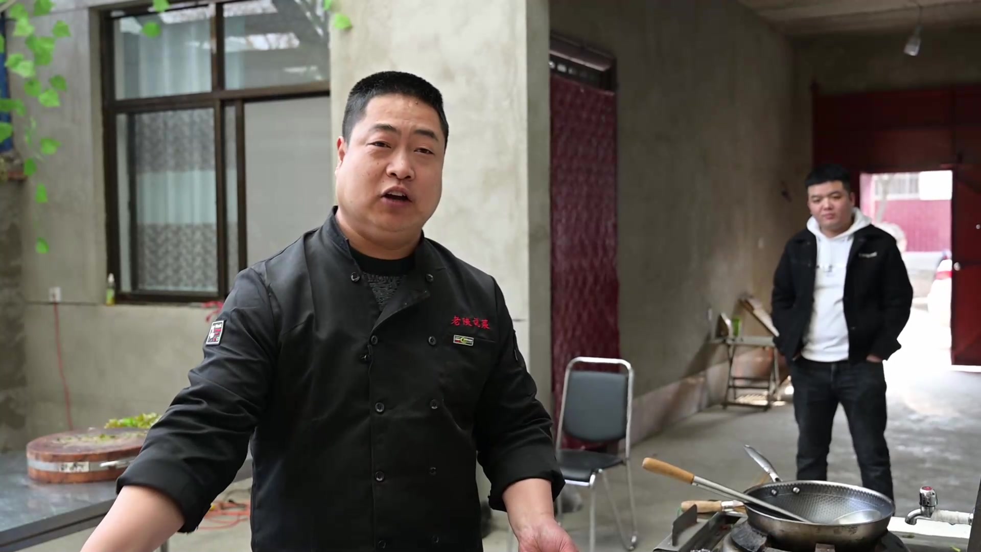 兄弟249买10斤香椿,姜师做鸵鸟蛋炒香椿,感觉太奢侈香椿太贵了