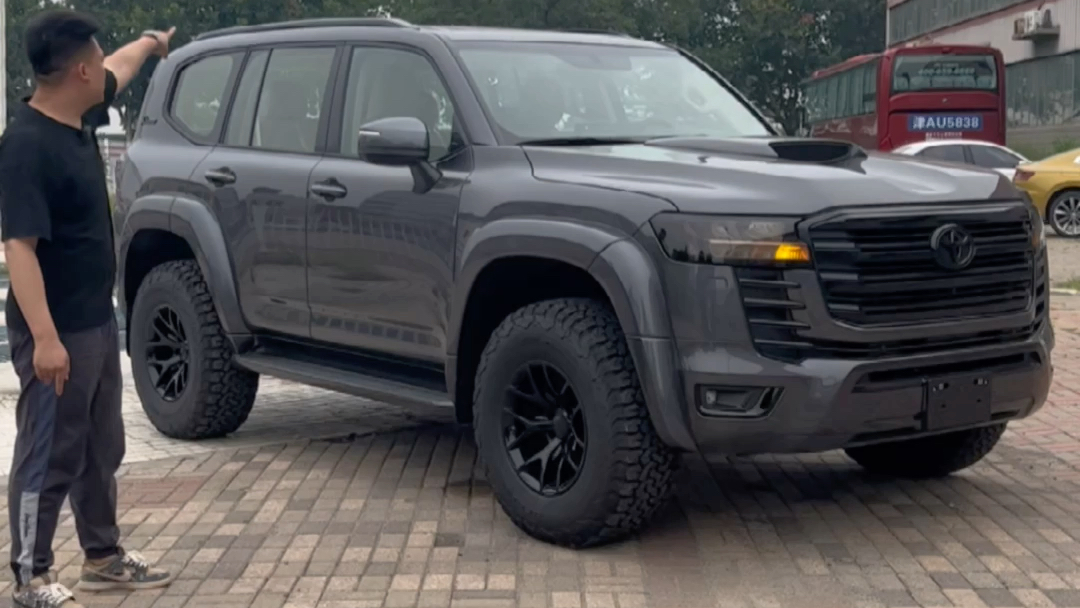 22款丰田lc300黑金刚,用你最好兄弟单身30年换这台车,你换不换