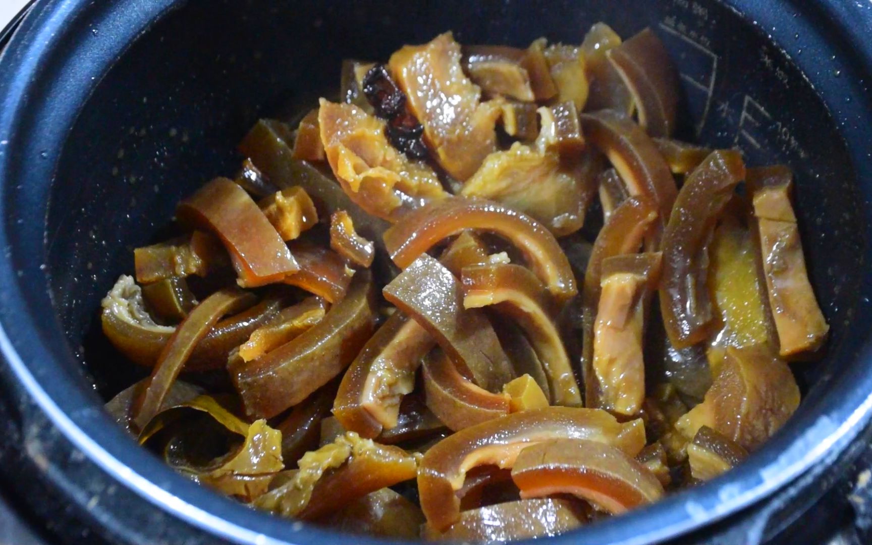 实拍广东阿姨炖牛皮,这么简单的做法,看着就很馋人,会好吃吗?