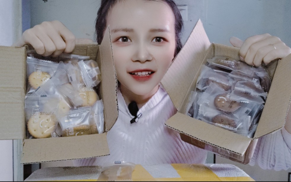 美食拆箱:小姐姐拆箱日式网红夹心饼干,真有网友说的那么好吃吗_哔哩