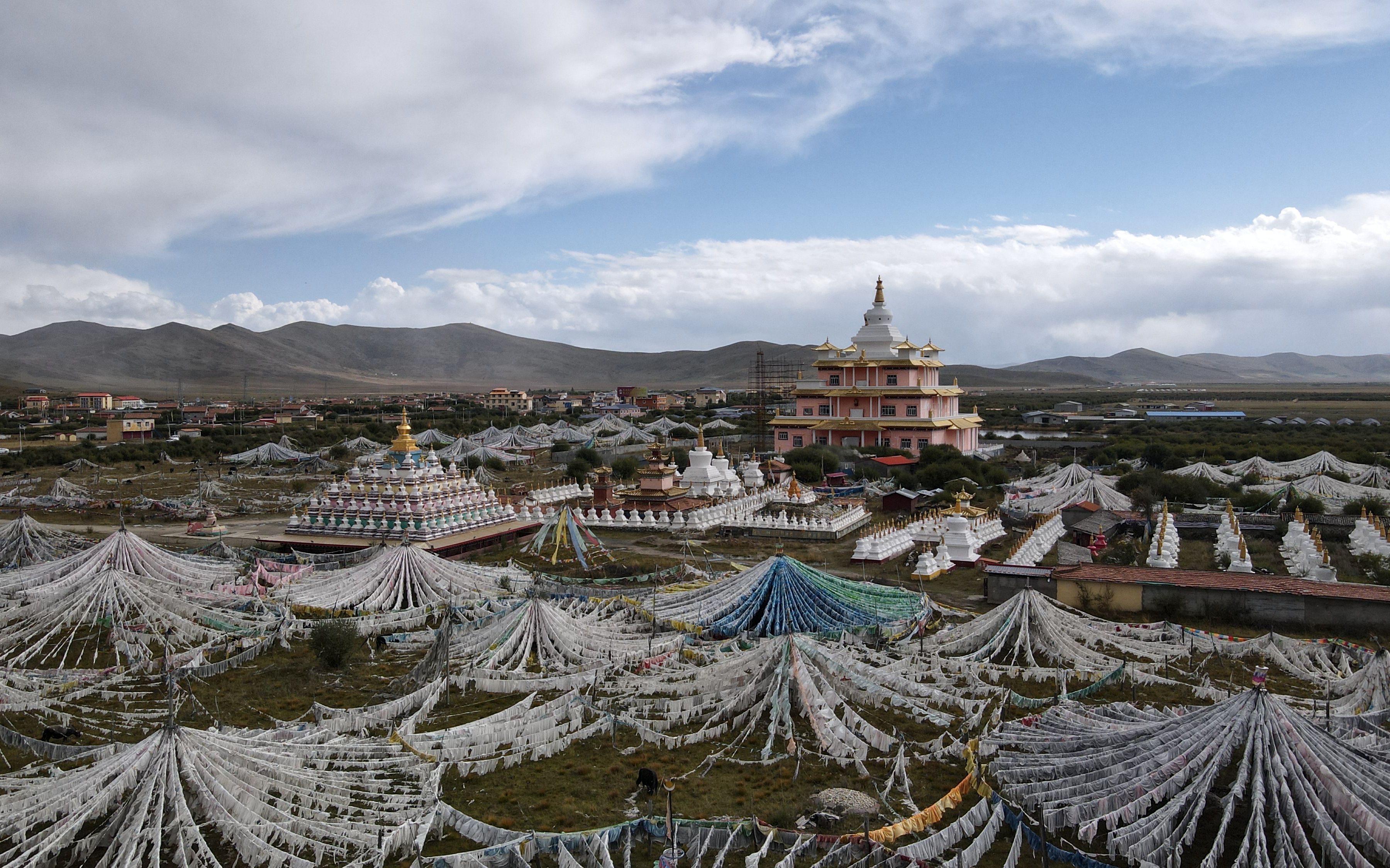 祈福之地,阿坝州红原县瓦切塔林,有佛塔数百座,大小经幡无数