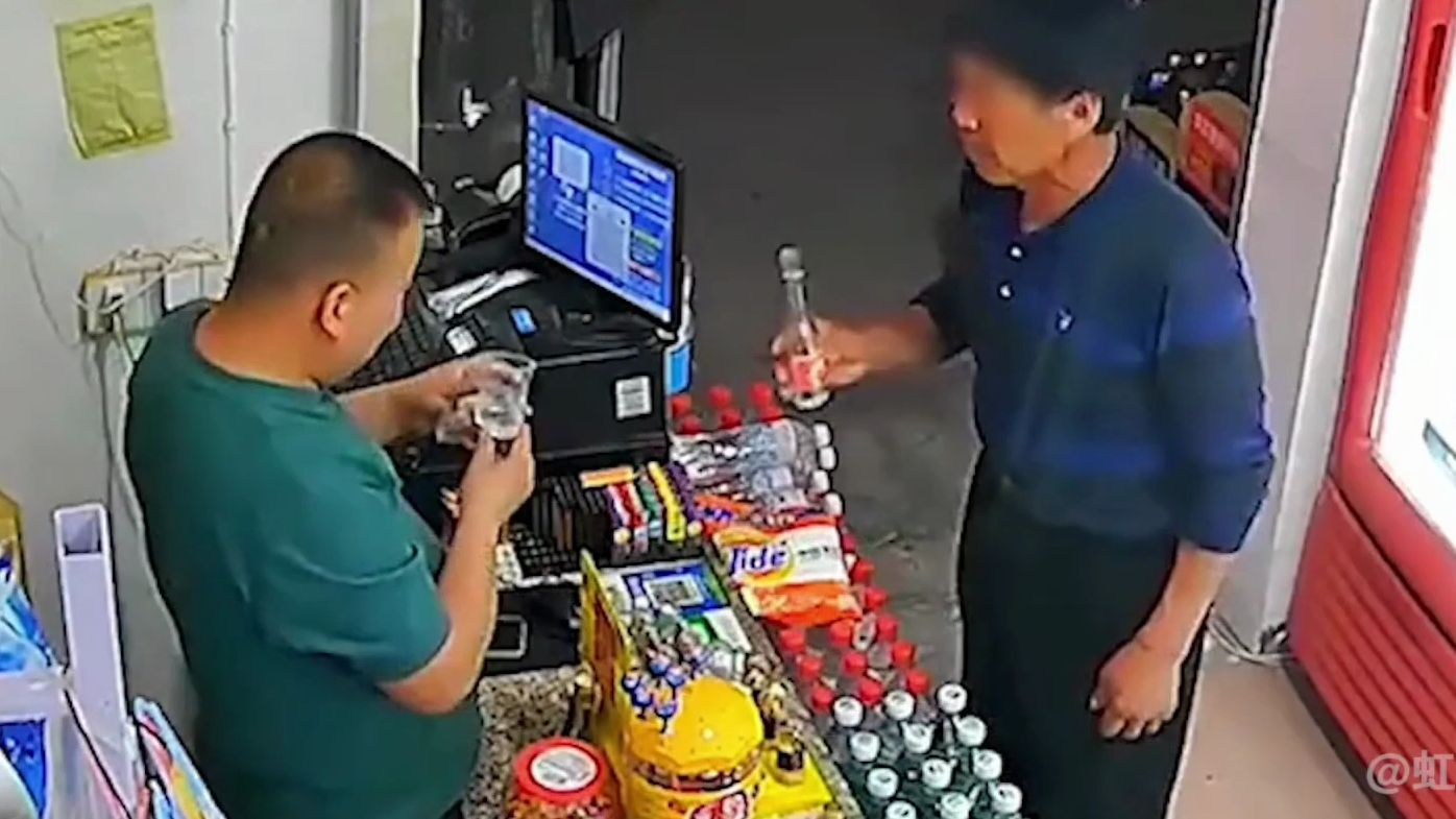 男子买白酒刚付完钱,两口将一瓶酒喝完,老板在一旁当场看懵