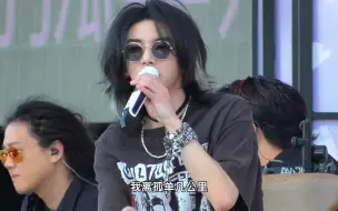 Video herunterladen: 【华晨宇】2021火星演唱会海口12.4《我离孤单几公里》