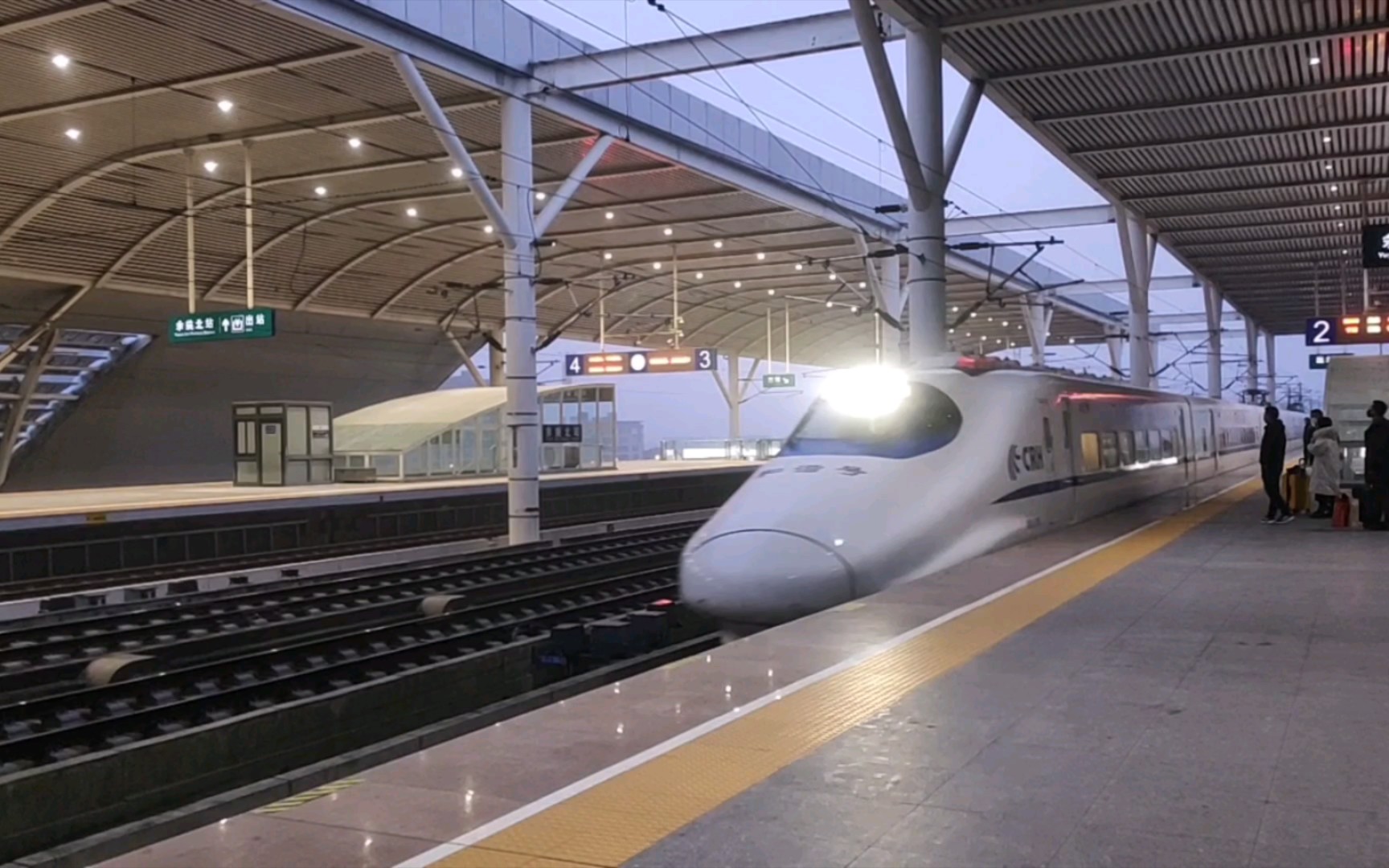 清晨,d2160次列车进余姚北站