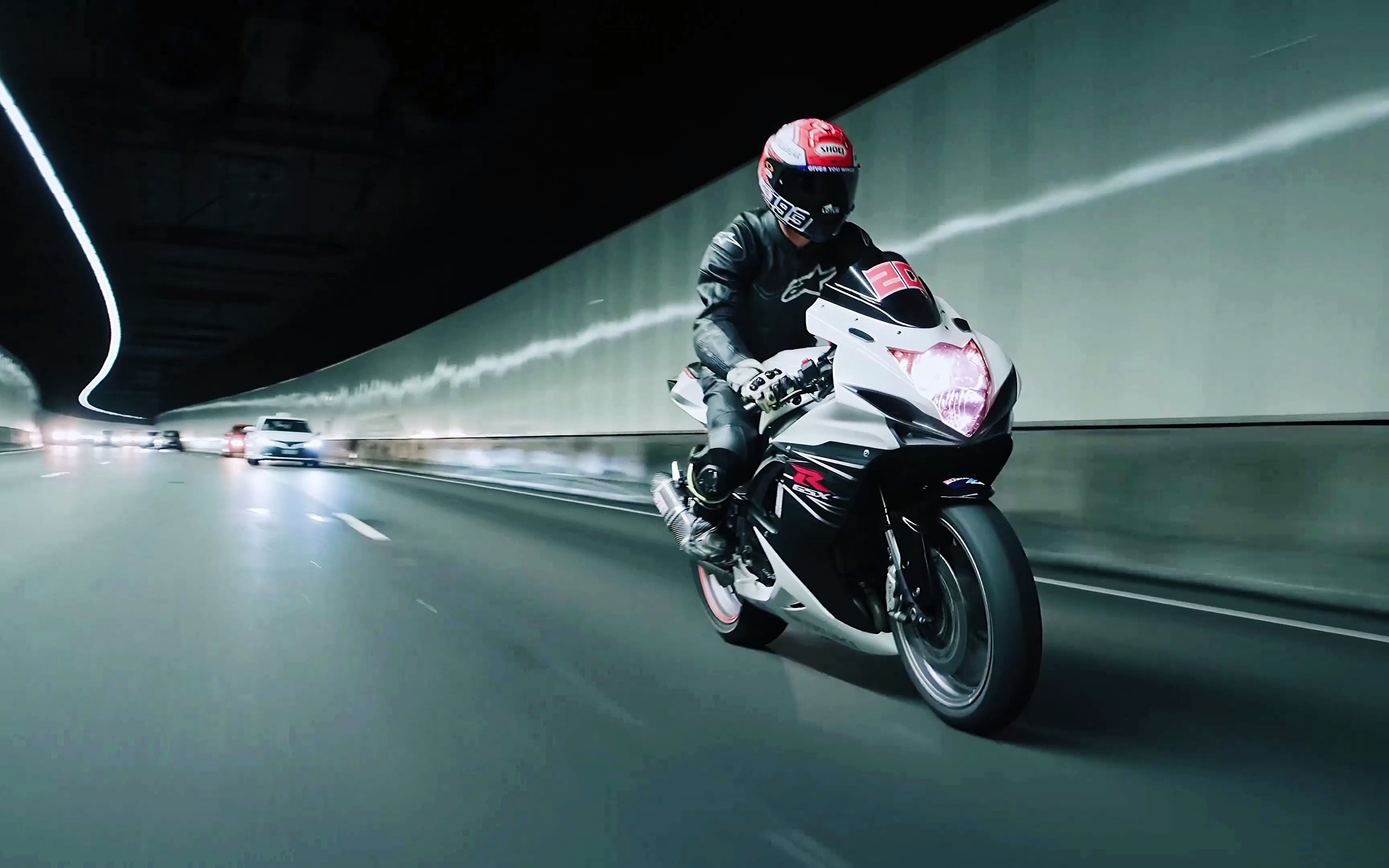 破摩托车 非要拍成买不起的样子?大排量仿赛机车美如画