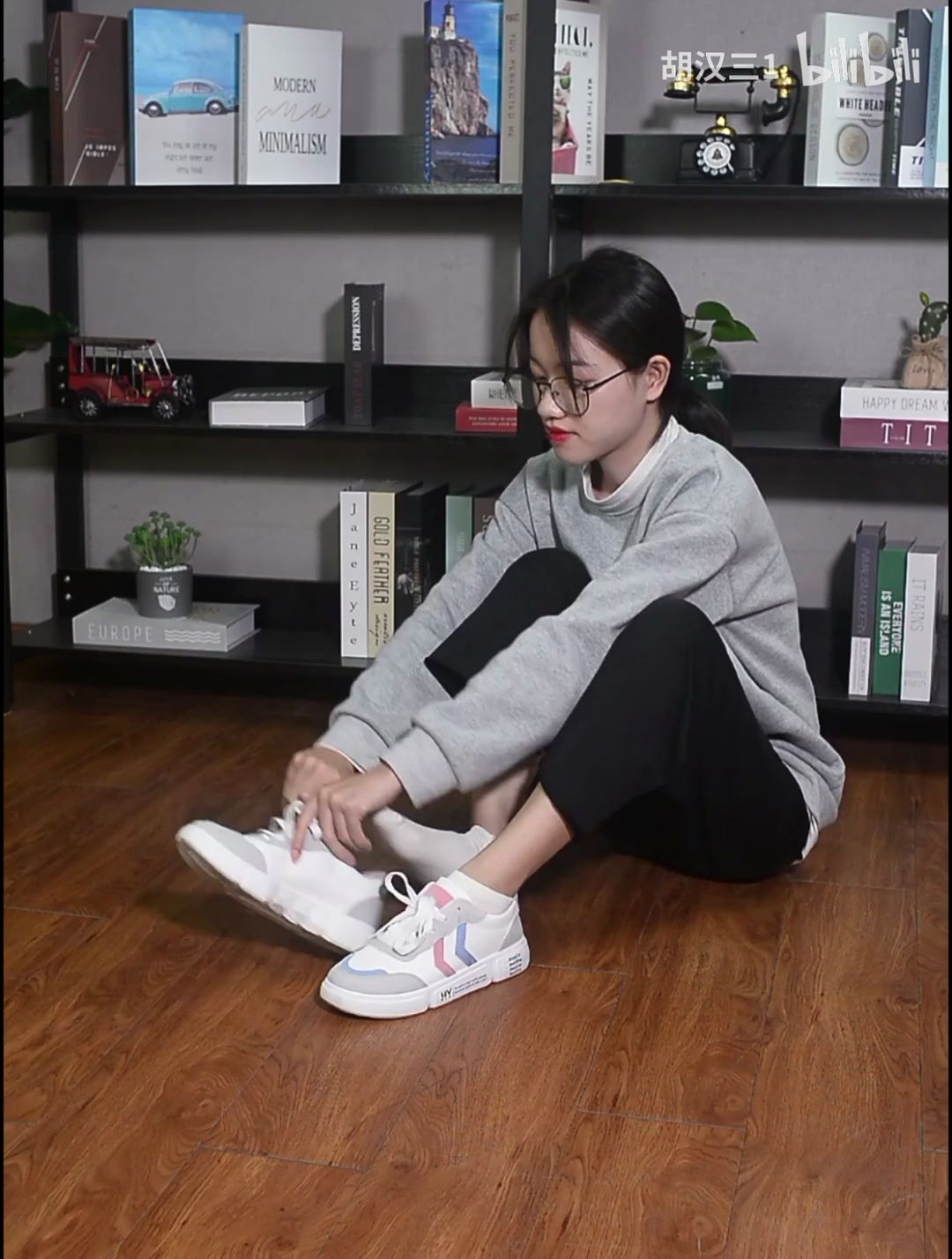 文艺眼镜妹子白袜小白鞋休闲搭配 -好喜欢