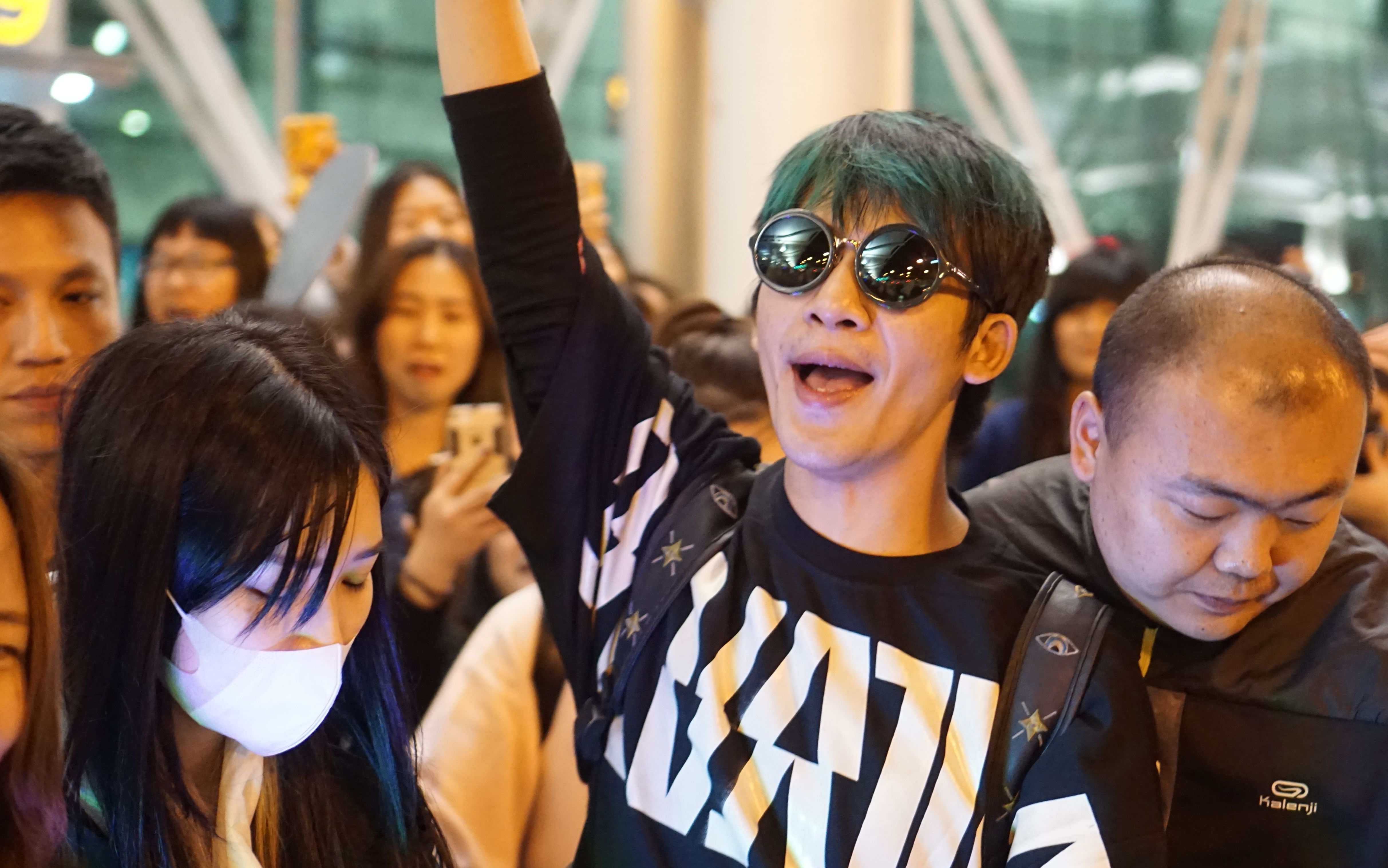 【大张伟】广州演唱会216接机(学粤语的球)_明星_娱乐_bilibili_哔哩