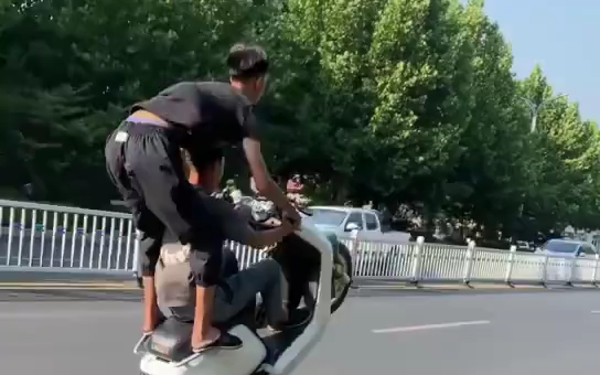 当鬼火少年骑上新能源