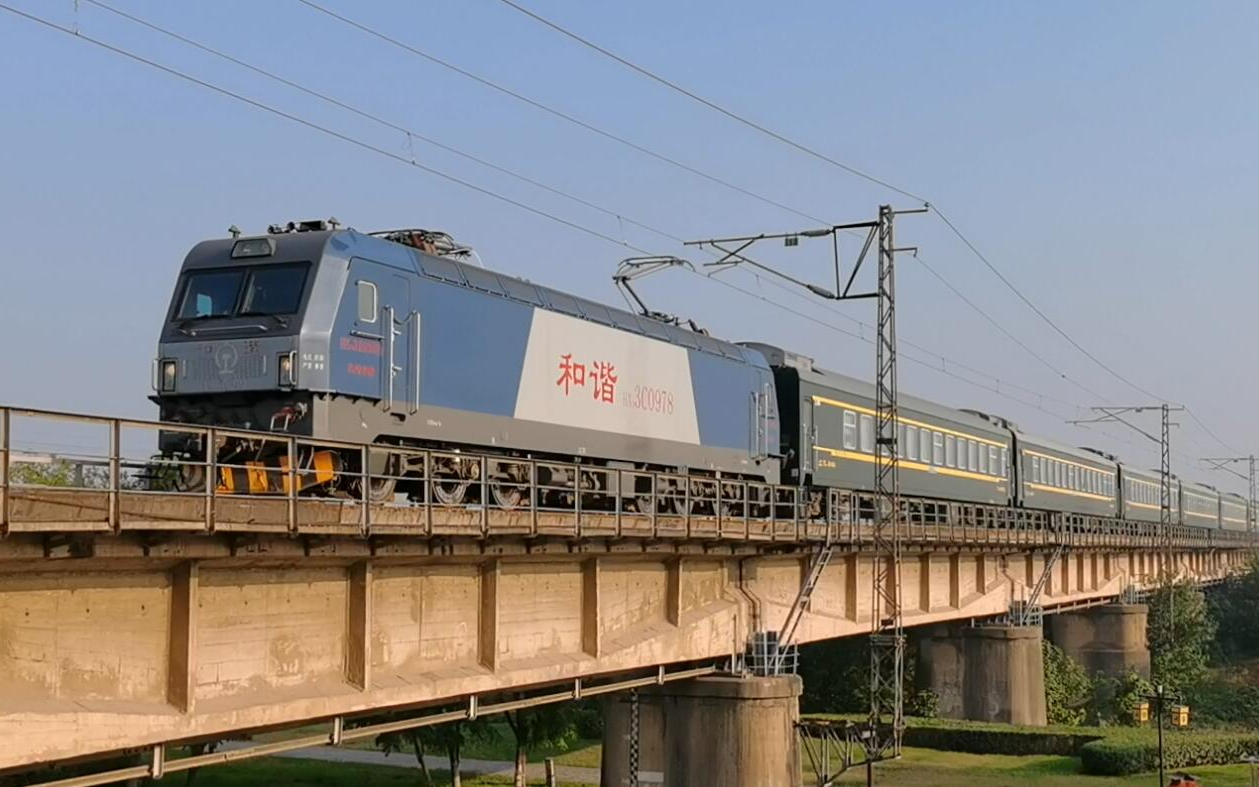 焦柳铁路上行线k1064次旅客列车通过k117 000(洛河桥北)_哔哩哔哩