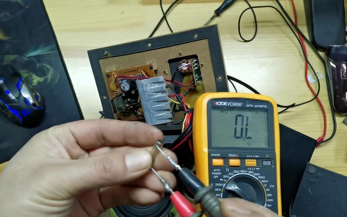 下楼的时候捡了一套低音炮!回来一试有故障!修好试听效果还不错