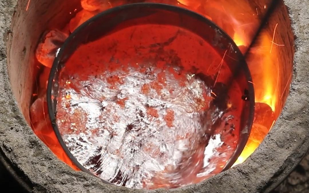 用滚烫烧红的熔融铝铸造火蚁群(24.5磅,21深)