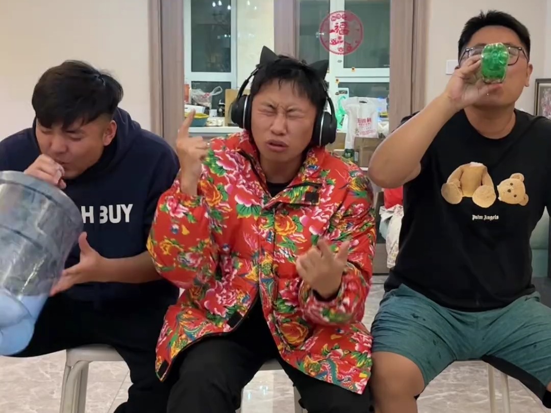 唱歌憋笑挑战，室友开口的那一刻，我俩秒变小丑！