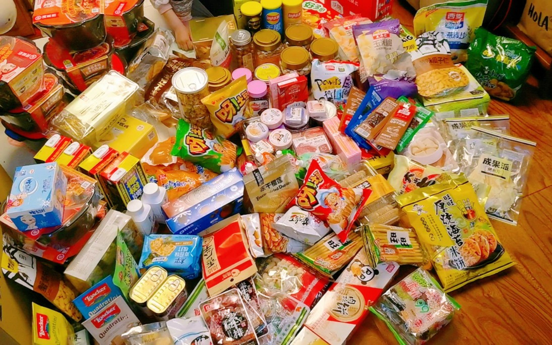 过年的零食自由,搬空半个小卖部的快乐,实现了小时候的梦想