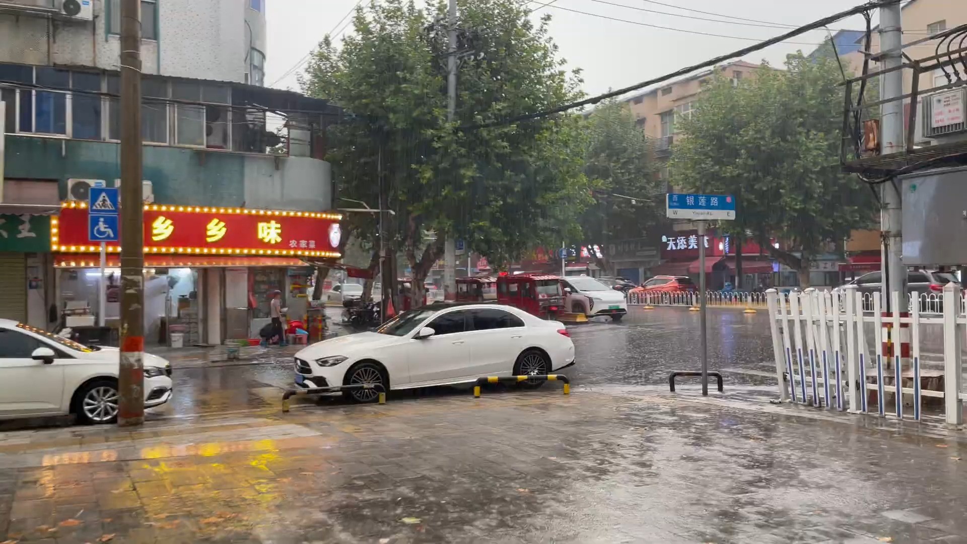 汉南突然下起了大雨.7月27日,星期六,武汉街头哔哩哔哩bilibili