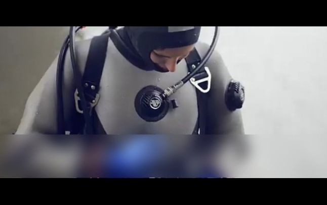 女蛙人潜水员穿戴好干衣潜水装备准备下水