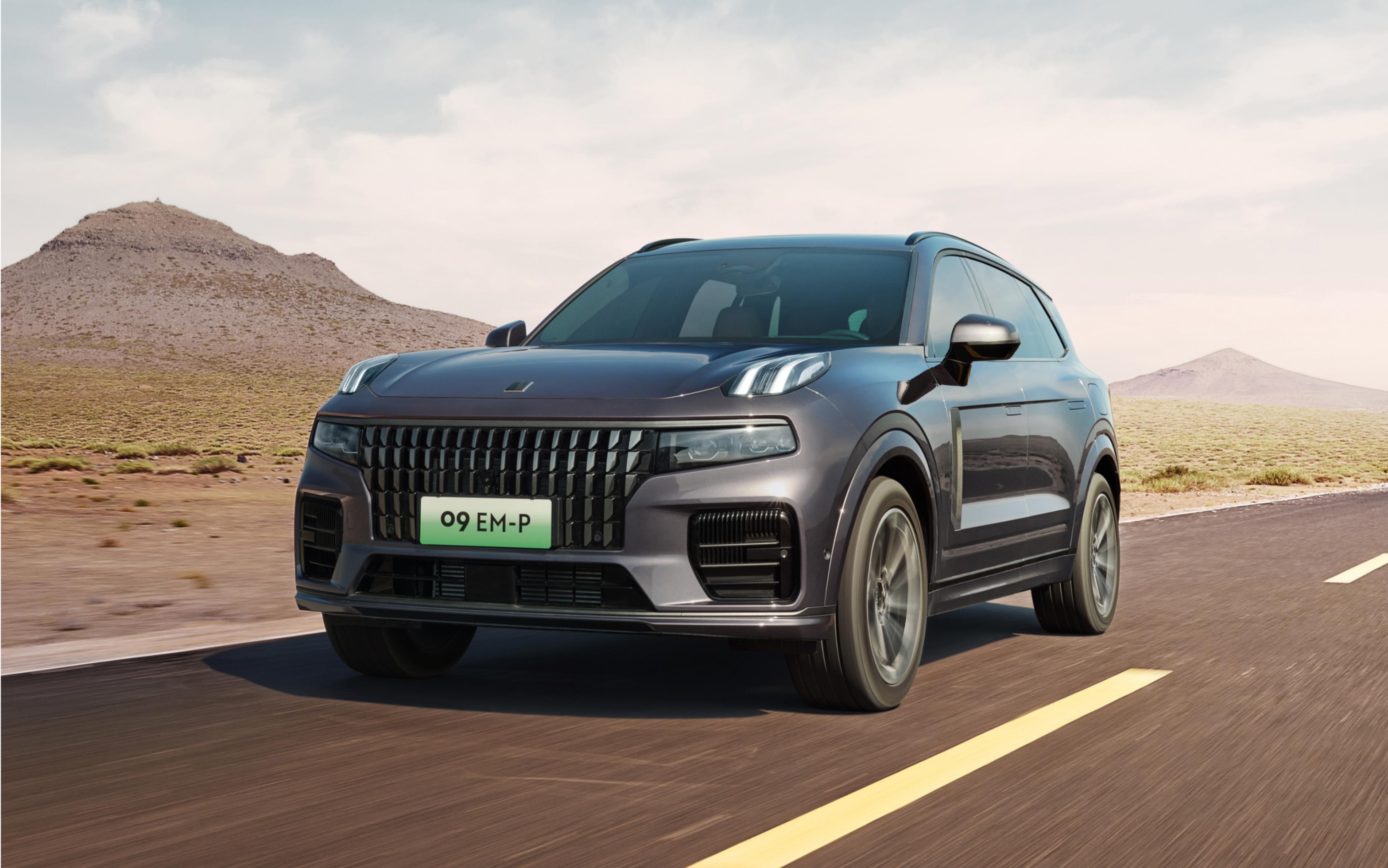 领克09em-p继承了沃尔沃的安全基因,丢轮保命的技能也握在手里