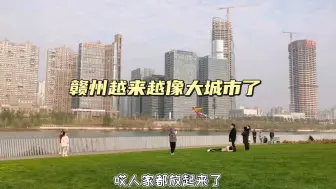 Download Video: 初一陪家人逛街放风筝，赣州越来越像大城市！热闹的街道又回来了