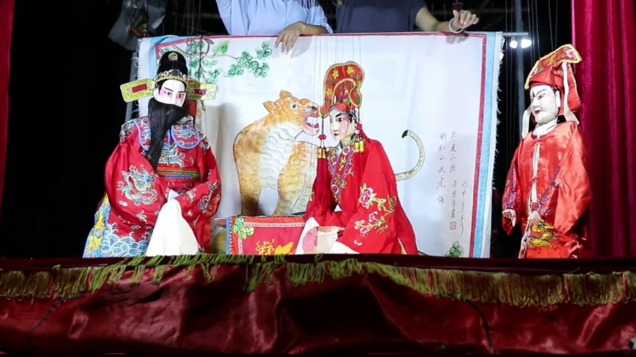 浙江非遗民间艺人技艺高超演绎逼真木偶戏皇宫怨片段