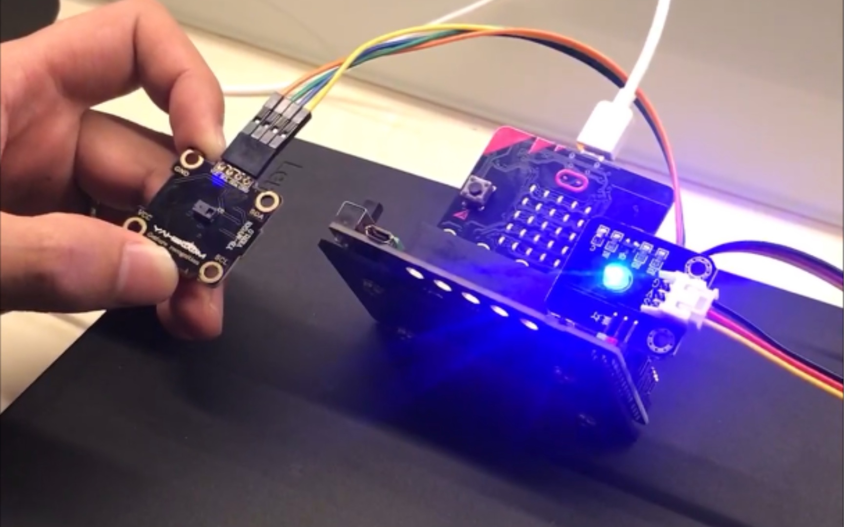 microbit手势识别模块,采用iic接口,控制灯的亮灭.